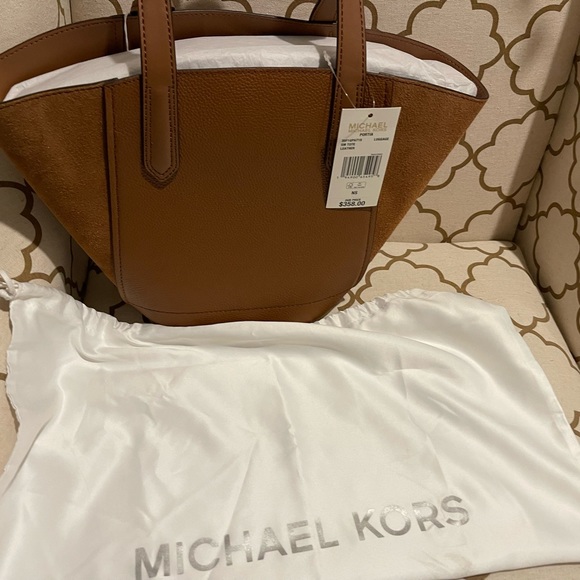 Michael Kors Portia purse and dust cover.  Beautifull brown w soft suede sides - Picture 2 of 4